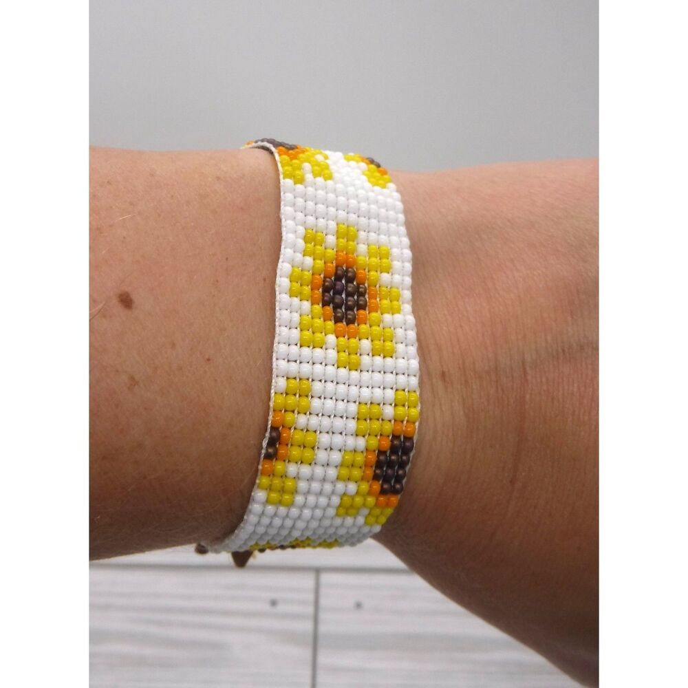 Beaded Bracelet White w/ Yellow Flowers